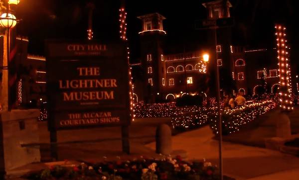 A screenshot of a video about San Agustin's Christmas lights
