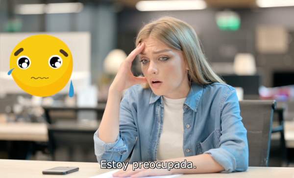 A frame from a video showing a worried woman, an emoji and a caption in Spanish that reads "Estoy preocupada"
