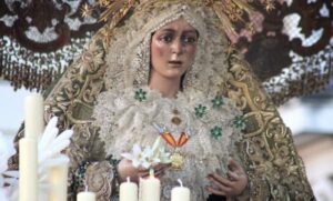 La Virgen de la Macarena, en una procesión en Sevilla (España)