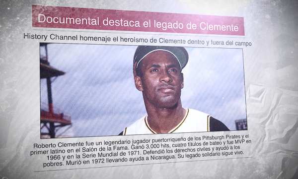 Un diario con la foto del jugador de béisbol Roberto Clemente y el titular "Documental destaca el legado de Clemente"