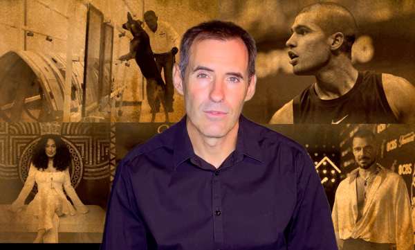 Álvaro Mediavilla presenta las noticias de los países hispanohablantes. Detrás suyo, hay imágenes de un perro adiestrado, Carlos Alcaraz, Julissa Prado y Ricky Martin