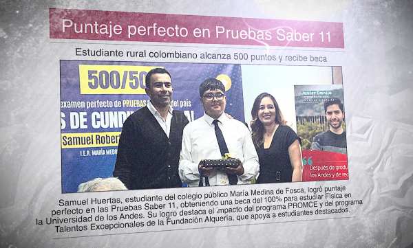 Un diario con la foto de un estudiante colombiano que recibe una beca y el titular: "Puntaje perfecto en Pruebas Saber 11"