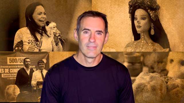 Álvaro Mediavilla presenta las noticias de los países hispanos. Detrás suyo, imágenes de María Corina Machado, una muñeca de Día de Muertos, un estudiante recibiendo una beca y un pan de muertos