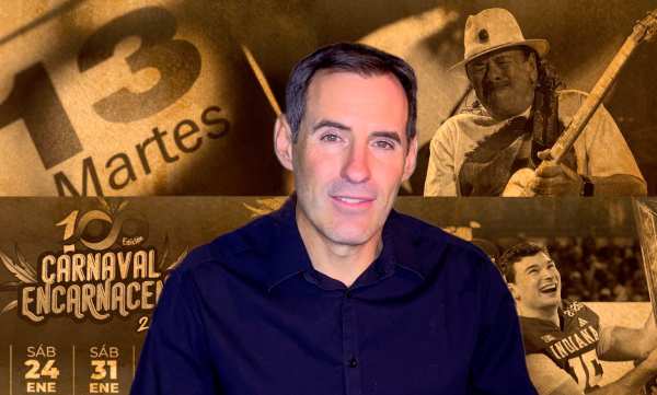 Álvaro Mediavilla presenta las noticias en los países hispanos. Detrás suya, imágenes de un calendario con el martes 13, el guitarrista Carlos Santana, el Carnaval Encarnaceno y Fernando Mendoza celebrando una victoria.