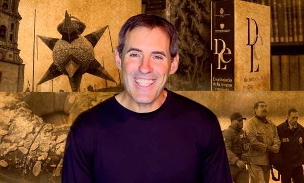 Álvaro Mediavilla presenta las noticias en los países hispanohablantes. Detrás suya, una imagen de una piñata de 7 picos, un diccionario, un roscón de Reyes y la detención de Nicolás Maduro