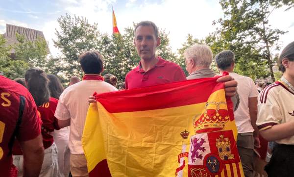Álvaro Mediavilla, con la bandera de España, durante la celebración de la victoria en el Mundial en Madrid