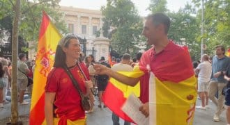 Álvaro Mediavilla entrevista a una joven aficionada durante la celebración de la victoria de España en el Mundial de fútbol 2026