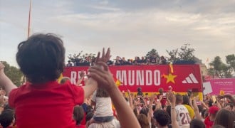 Mucha gente celebra la victoria de España en el Mundial 2026 durante la llegada del equipo a Madrid