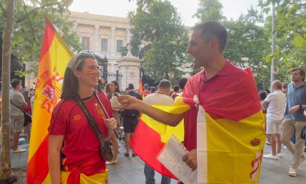Álvaro Mediavilla interviews a Spanish soccer fan during Spain's World Cup victory celebrations