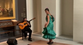 Una bailaora de flamenco actúa junto a un guitarrista