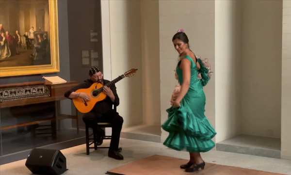 Una bailaora de flamenco actúa junto a un guitarrista